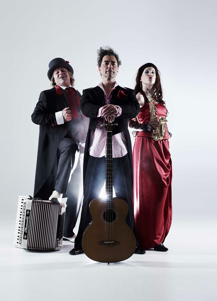Trio Grande — Artisten am Boden